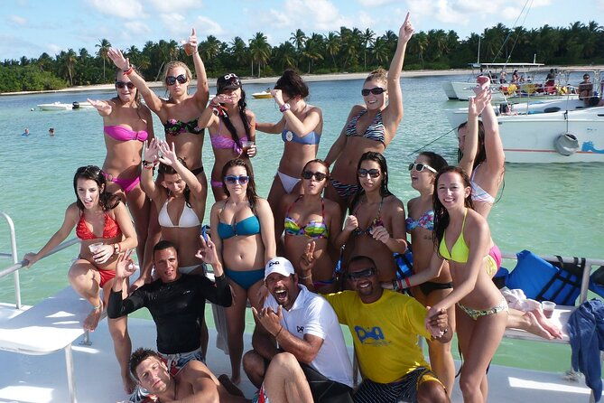 bavaro-catamaran-sail-snorkel-party-with-drinks-and-snacks
