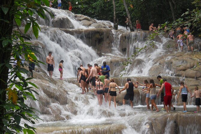blue-hole-dunns-river-falls-lunch-cocktails-at-bamboo-beach