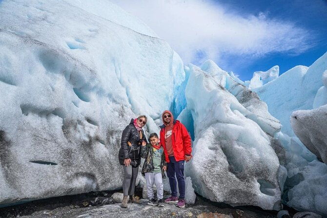 blue-safari-experience-hiking-and-navigation-on-glaciers