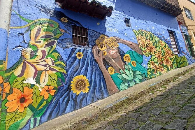 bogota-street-urban-tour-with-fruits-graffiti-and-private-guide