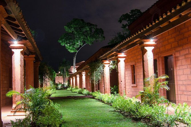by-night-puerto-iguazu-with-argentinian-restaurant-guamini-mision