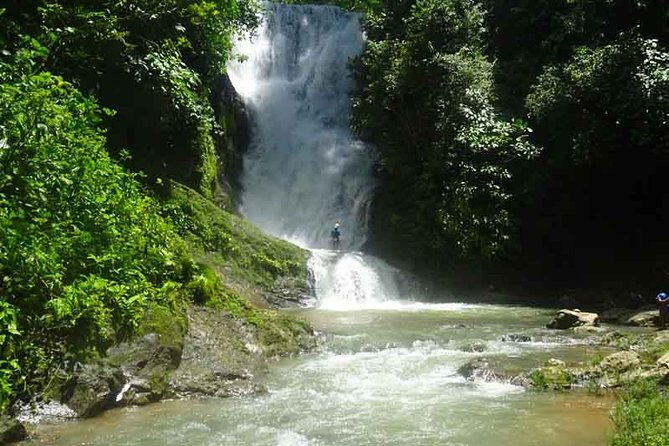 campesinos-waterfalls-and-hanging-bridges-from-manuel-antonio