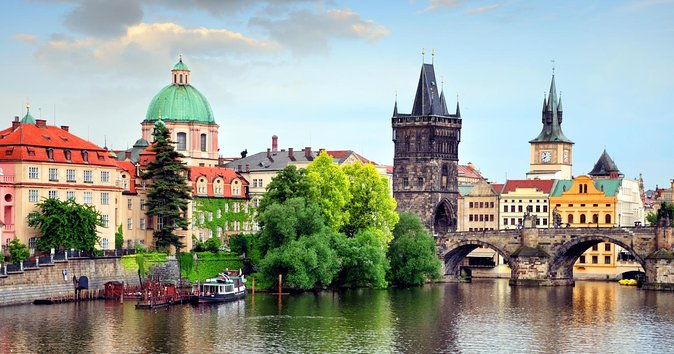 canoe-adventure-tour-through-prague
