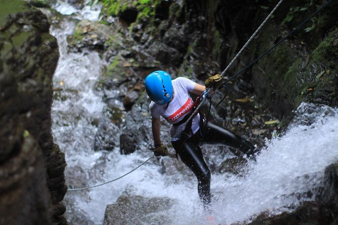canyoning-waterfall-rappeling-maquique-adventure-near-to-arenal-volcano