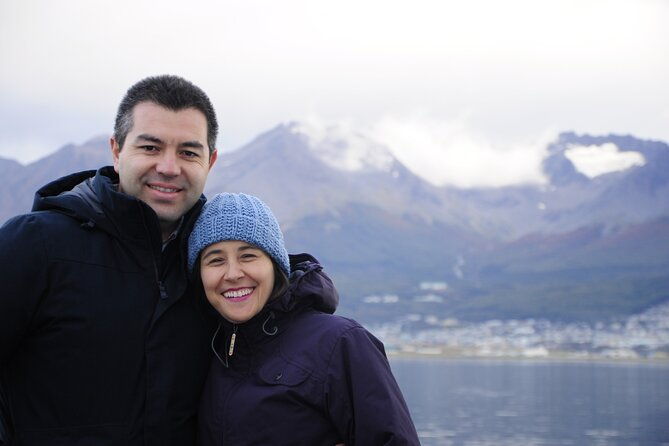 catamaran-tour-through-the-beagle-channel-and-penguins-in-isla-martillo