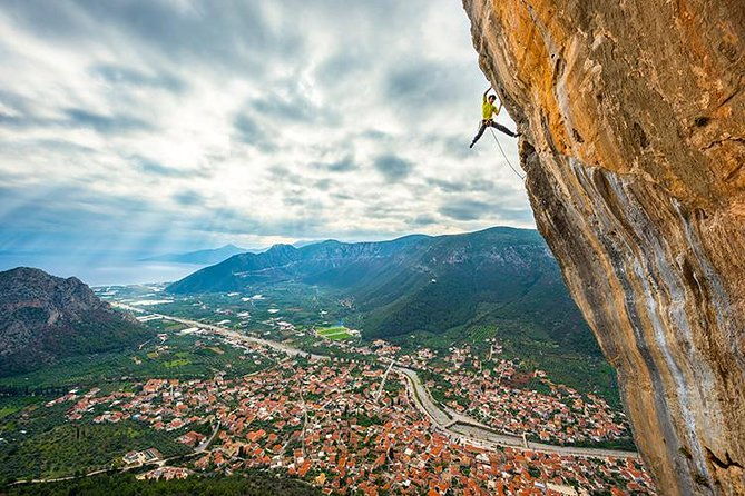 climbing-in-leonidio-with-instructor