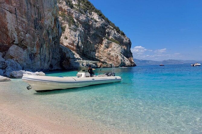 dinghy-tour-cala-goloritze-mariolu-biriala-and-grotta-del-fico