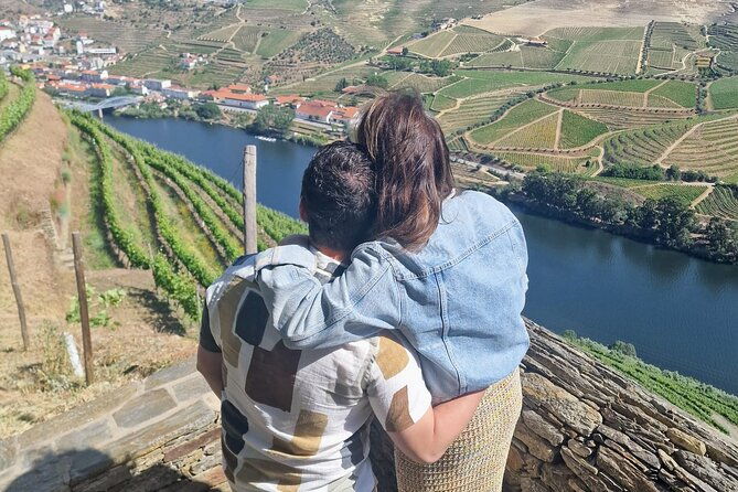 douro-valley-private-experience-specialized-guide-lunch-boatwineriestastings