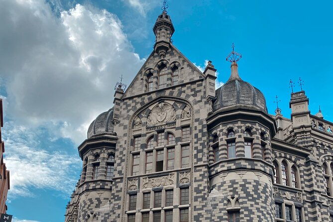 downtown-medellin-pueblito-paisa-and-comuna-13-private-tour