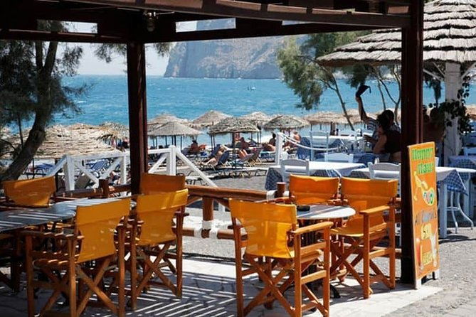 explore-the-beaches-of-santorini