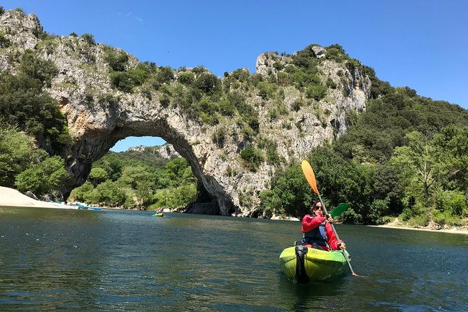family-canoe-trip-under-the-pont-darc-from-3-years-old