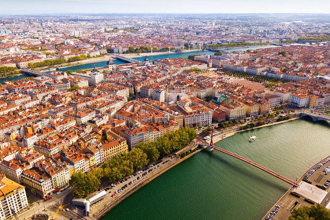 fly-above-lyon-in-a-private-plane