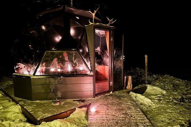 glass-igloo-campfire-dinner-under-northern-lights