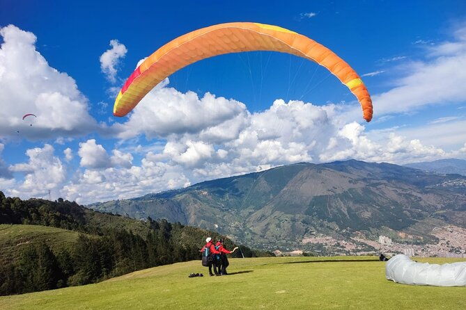 go-paragliding-in-medellin-with-private-transporter-service