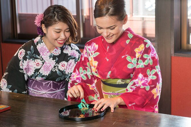 gold-leaf-crafting-in-higashi-chayagai-kanazawa