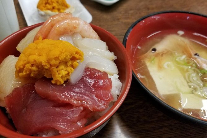 good-morning-breakfast-at-local-fish-market-with-a-guide