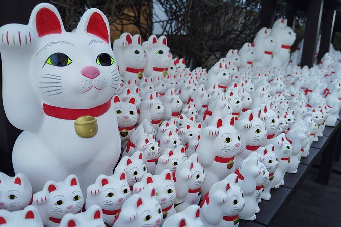 gotokuji-temple-walking-tour-with-numerous-cat-statues