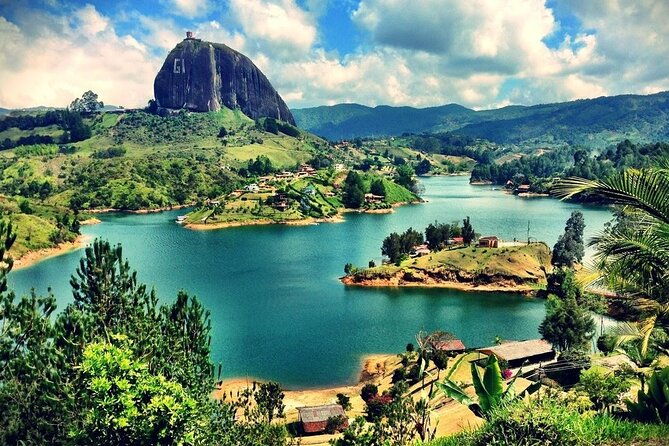 guatape-rock-del-penol-excursion-gastronomic-tour-and-cruise-on-the-dam