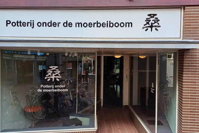 guided-pottery-workshop-on-a-turntable-in-choorstraat