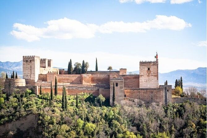 guided-tour-to-alhambra-with-generalife-alcazaba-and-carlos-v