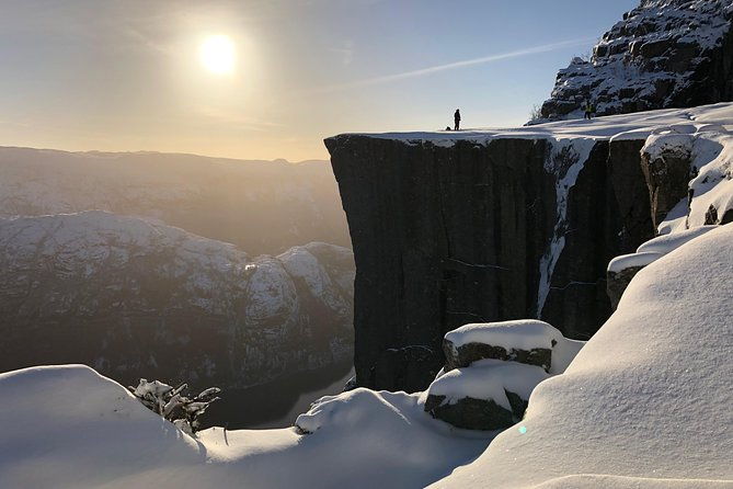 guided-winter-hike-to-pulpit-rock-preikestolen