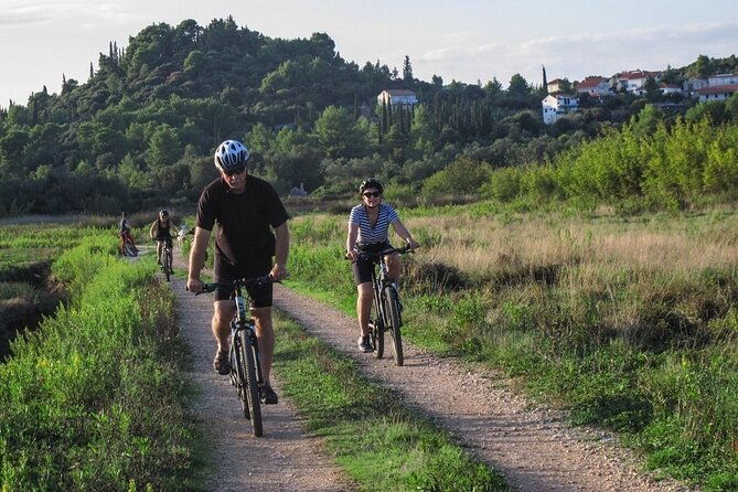 half-day-bike-tour-in-lumbarda-with-wine-tasting-2