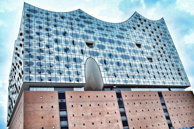 hamburg-guided-bike-tour-tradition-and-modernity-elbphilharmonie-min-4