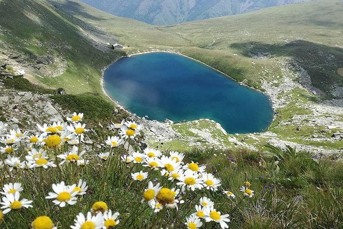 hiking-to-the-mountain-lake