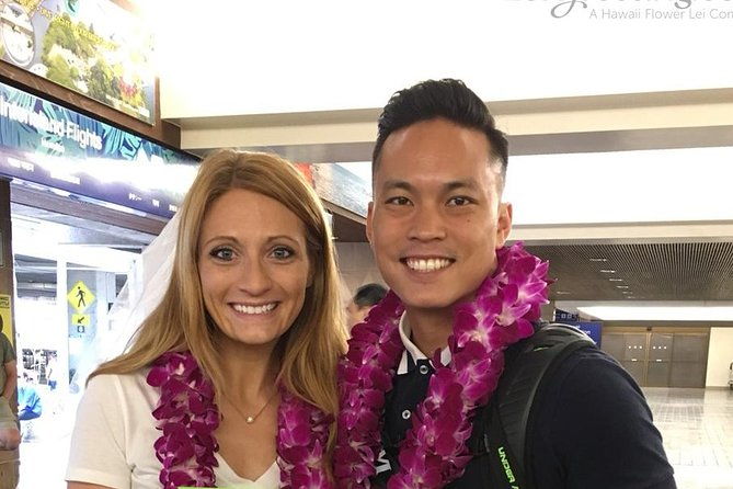 honeymoon-airport-lei-greeting-on-lihue-kauai