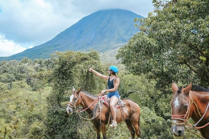 horseback-riding-at-arenal-volcano-foothills