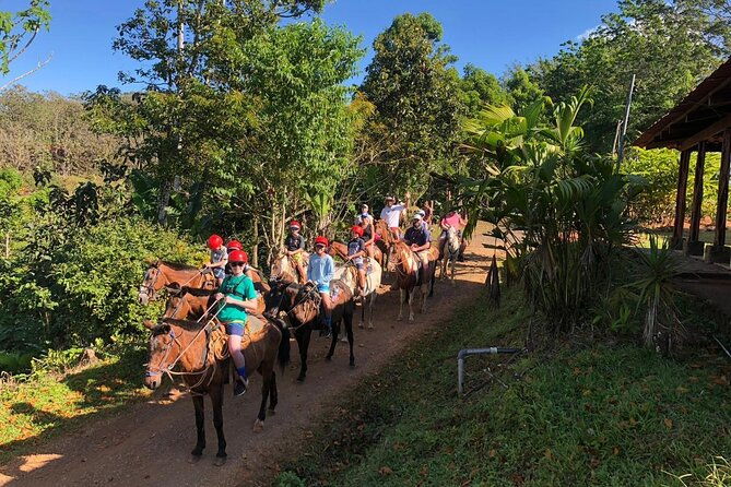 horseback-riding-in-bijagual-waterfall