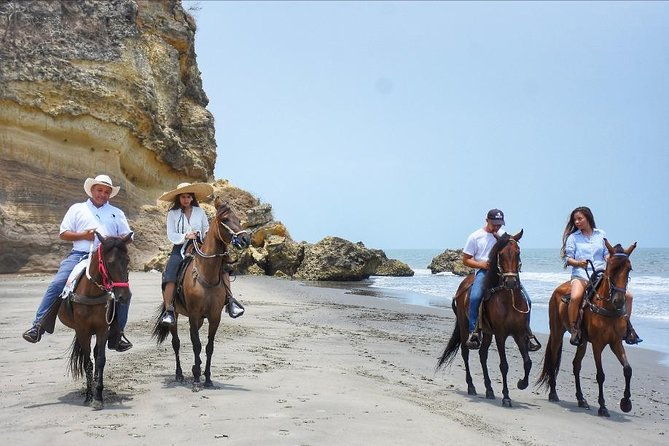 horseback-riding-on-the-beach-with-colombian-paso-show-cartagena