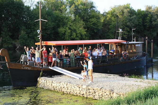 kupa-river-cruise-in-the-traditional-zitna-lada-boat-in-karlovac