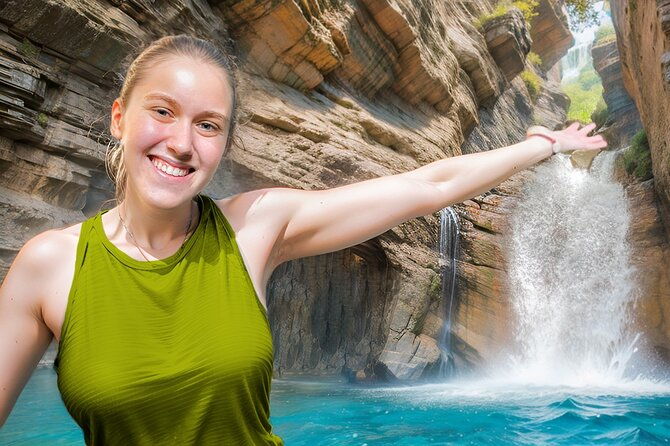 la-leona-waterfall-hike-group-tour