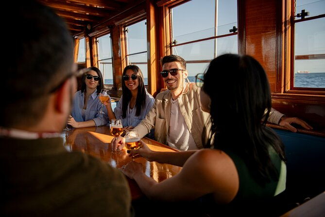 live-music-sunset-wooden-boat-in-barcelona