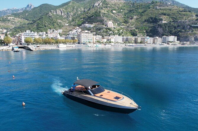 luxury-boat-tour-along-the-amalfi-coast