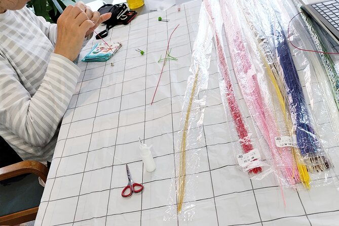 making-cute-mizuhiki-knot-accessories-in-osaka