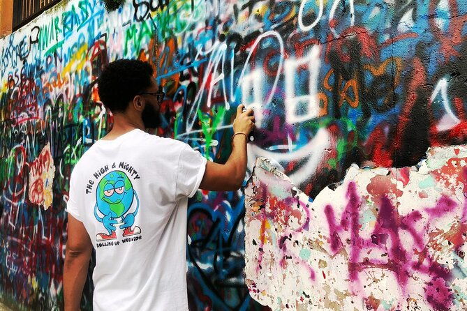 medellin-comuna-13-tour-with-spray-painting-and-ice-cream