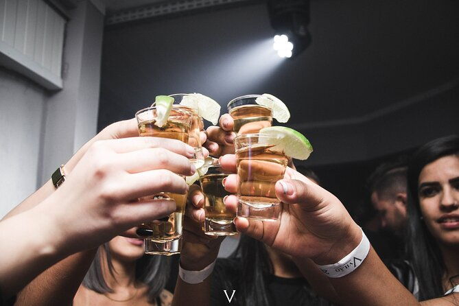 night-pubcrawl-tour-in-hamburg-shots-and-party