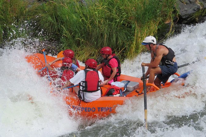nugget-falls-class-iv-half-day-rafting-on-the-rogue-river