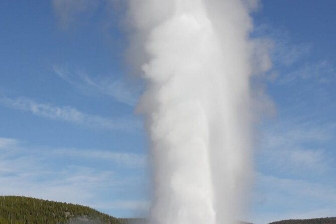 old-faithful-lower-loop-yellowstone-group-tours-4-people-min-8-max