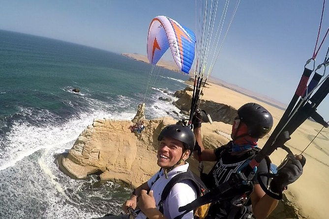 paragliding-flight-at-paracas-national-reservation