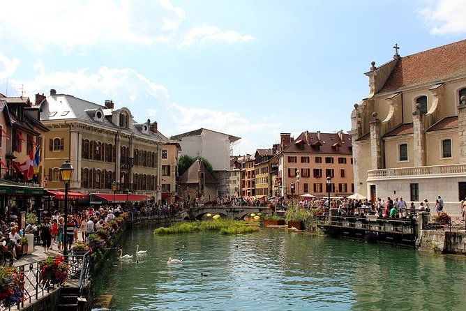 private-2-hour-walking-tour-of-annecy-with-official-tour-guide-2