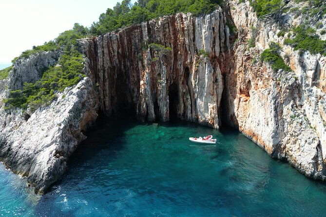 private-boat-tour-of-red-rocks-pakleni-islands