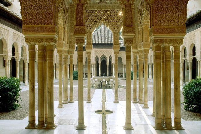 private-official-tour-guide-for-visit-to-alhambra-in-granada-from-cordoba-hotel