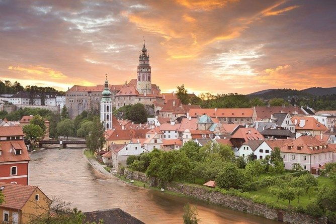 private-one-way-sightseeing-transfer-from-salzburg-to-prague-via-cesky-krumlov