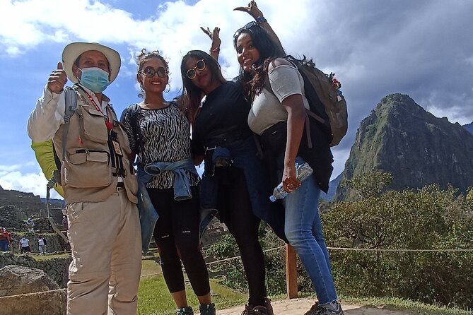 private-professional-guide-in-machupicchu-from-aguas-calientes