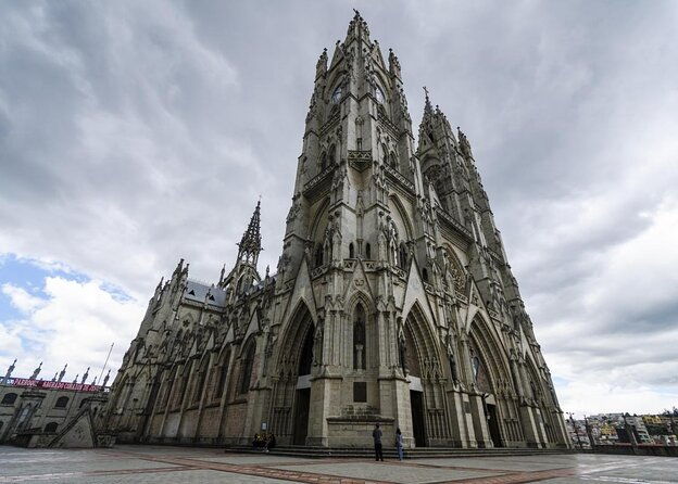 private-quito-city-tourtelefericomitad-del-mundo-with-entrances