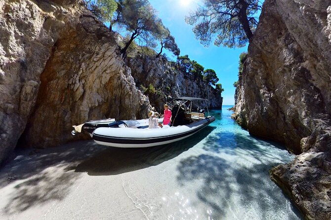 private-skopelos-island-boat-cruise-tour-to-mamma-mia-sites