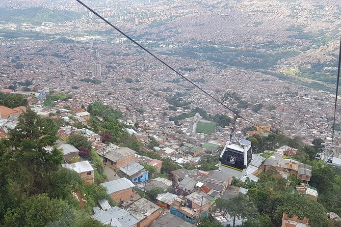 private-tour-in-comuna-13-with-cable-car-culture-street-art-and-graffiti